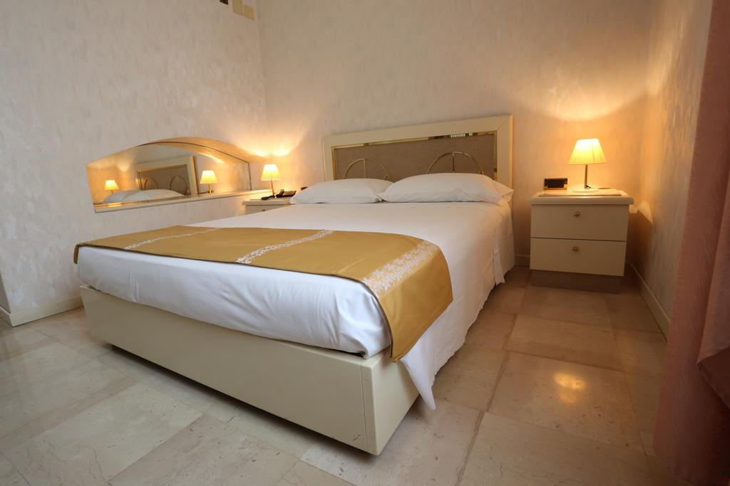 Hotel Europa Foggia Kültér fotó